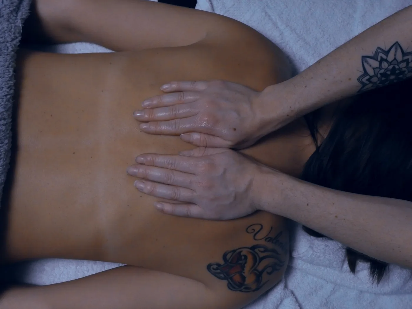 Massage bien-être du dos, ambiance douce et chaleureuse